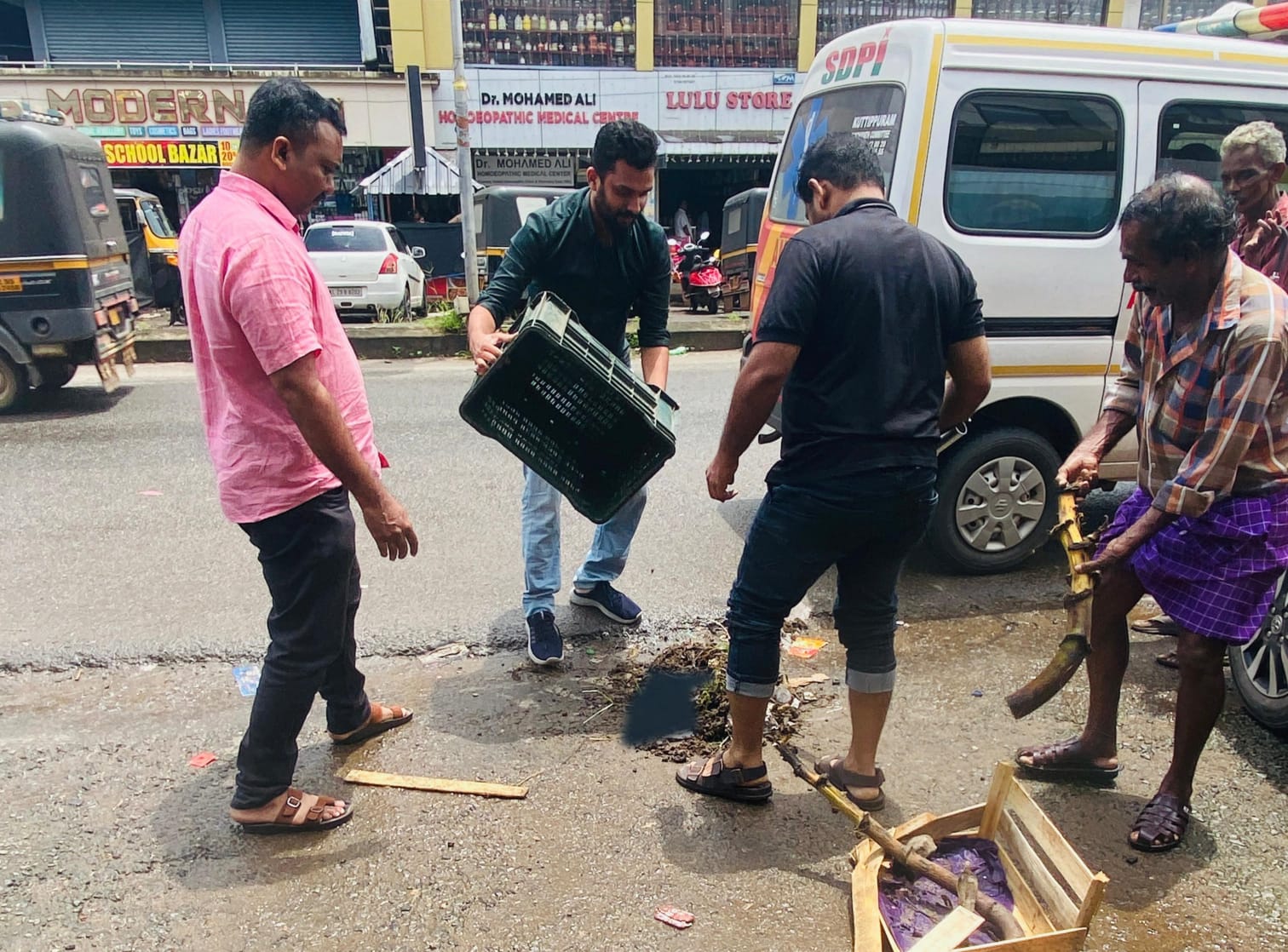 കുറ്റിപ്പുറം ബസ്റ്റാൻഡ് റോഡിൽ രൂപം കൊണ്ട ഗർത്തം പൊതുപ്രവർത്തകർ മുന്നിട്ടിറങ്ങി അടച്ചു 