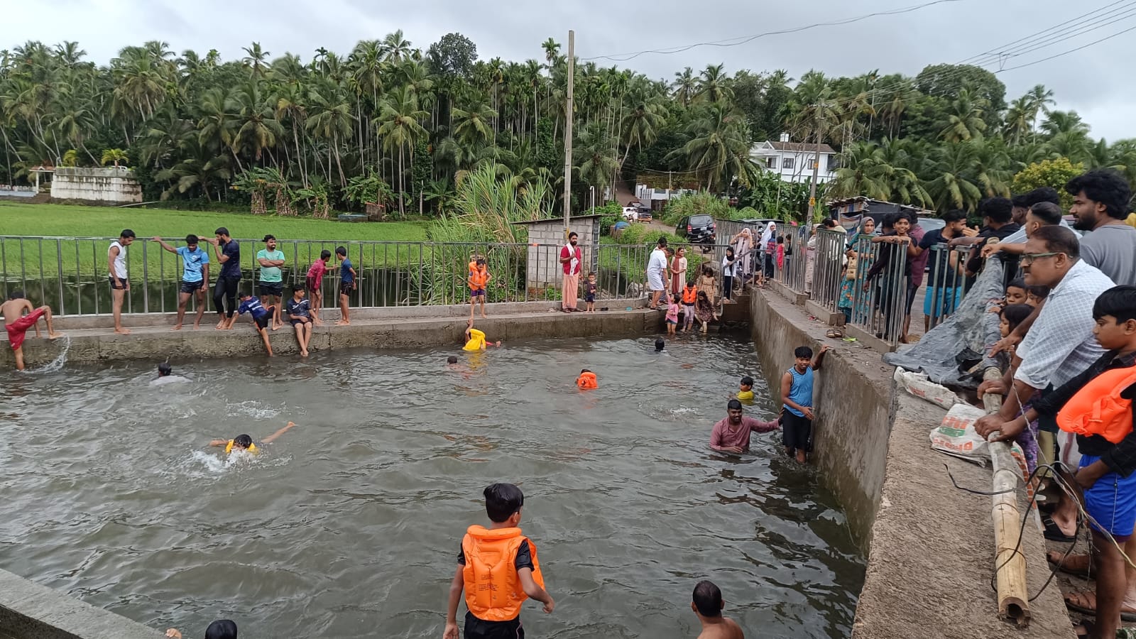 വൈകുന്നേരം 6 മണിക്ക് ശേഷം കുളത്തിൽ കുളിക്കുന്നത് ത്രിതല പഞ്ചായത്ത് അധികാരികൾ നിർത്തലാക്കണം. ചെറുമുക്ക് നാട്ടുകാര്യം കൂട്ടായ്മ 