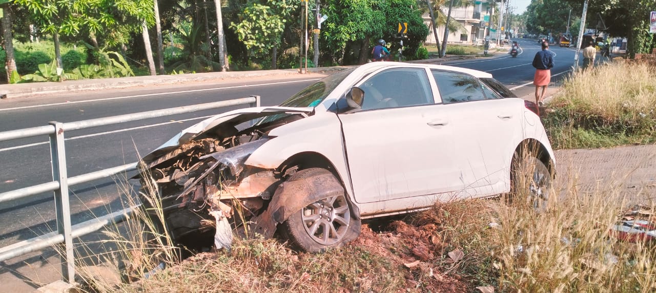 മുക്കോലയിൽ കാർ പറമ്പിലേക്ക് ഇടിച്ചു കയറിയ നിലയിൽ