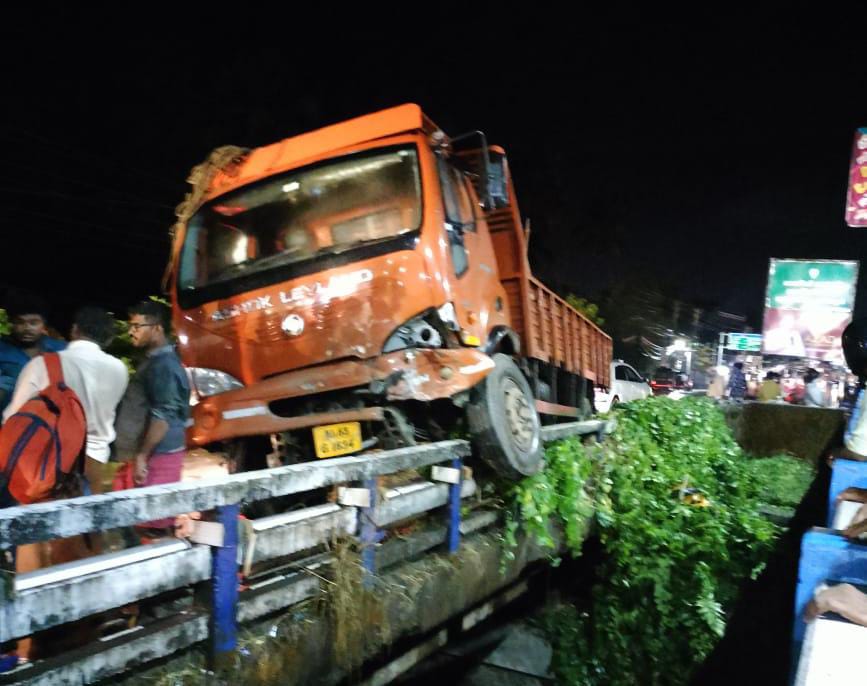 കനത്ത മഴയിൽ തിരൂർ താഴെപ്പാലത്ത് ലോറി പാലത്തിൻറെ കൈവേലിയിലേക്ക് ഇടിച്ചു കയറി.