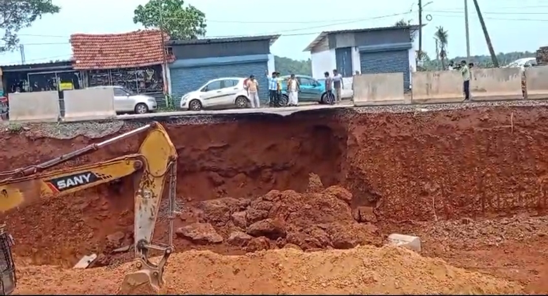 ദേശീയപാതയിൽ കക്കാട് ഭാഗത്ത് മണ്ണിടിച്ചിൽ ഗതാഗത തടസ്സം.