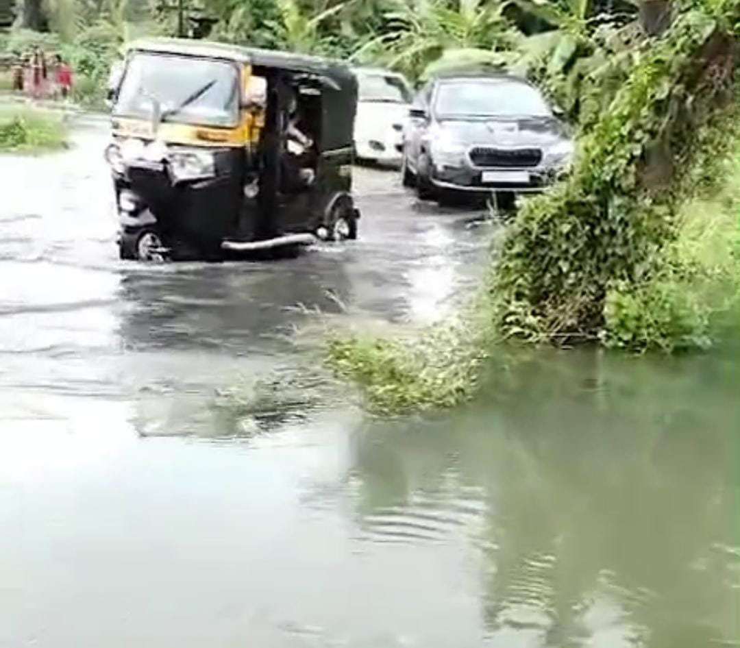 വയനാട്, കണ്ണൂര്‍, കാസര്‍ഗോഡ് ജില്ലകളില്‍ ഇന്ന് ചുവപ്പ് ജാഗ്രത. മൂന്ന് ജില്ലകളിലും വിദ്യാഭ്യാസ സ്ഥാപനങ്ങള്‍ക്ക് നാളെ അവധി