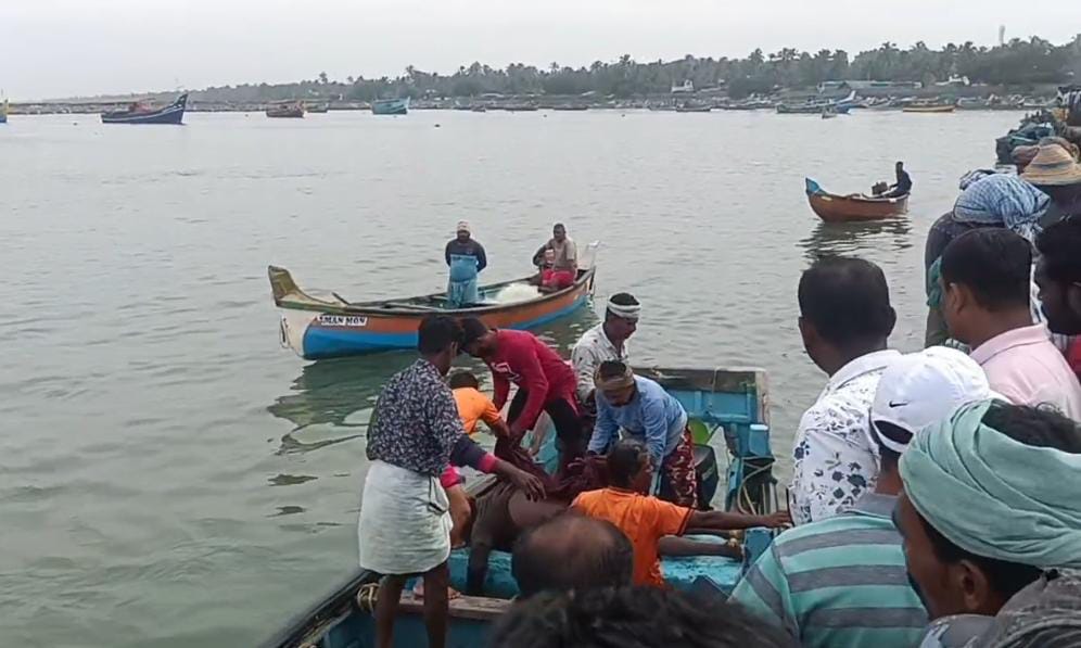 താനൂർ കടലിൽ പൊങ്ങി കിടക്കുന്ന നിലയിൽ മൃതദേഹം കണ്ടെത്തി. ഇന്ന് രാവിലെ മത്സ്യബന്ധനത്തിന് പോയ ഹൈറാത് വളളമാണ് മൃതദേഹം കണ്ടെത്തിയത്.