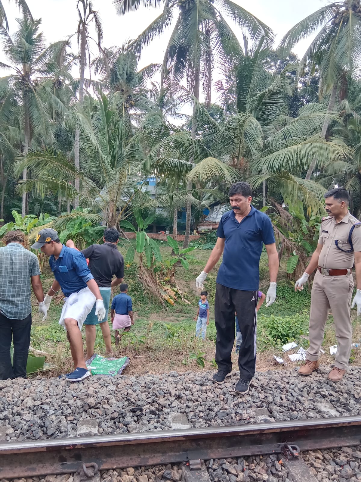 തിരൂർ - താനൂർ റെയിൽവേ ട്രാക്കിൽ അജ്ഞാതൻ ട്രെയിൻ തട്ടി മരിച്ച നിലയിൽ