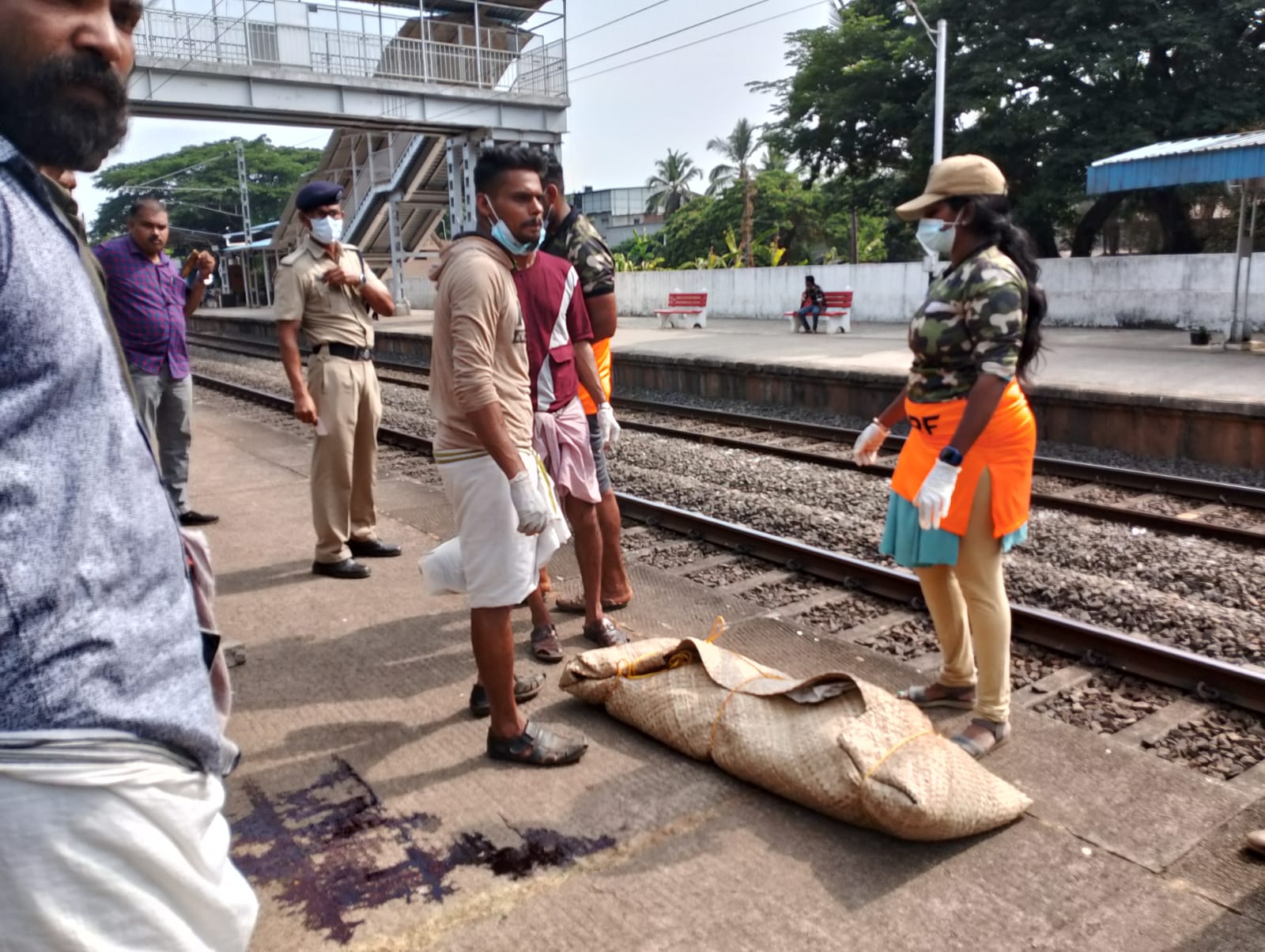 കോഴിക്കോട് പയ്യോളിയിൽ ട്രെയിൻ ഇടിച്ച് അപകടം