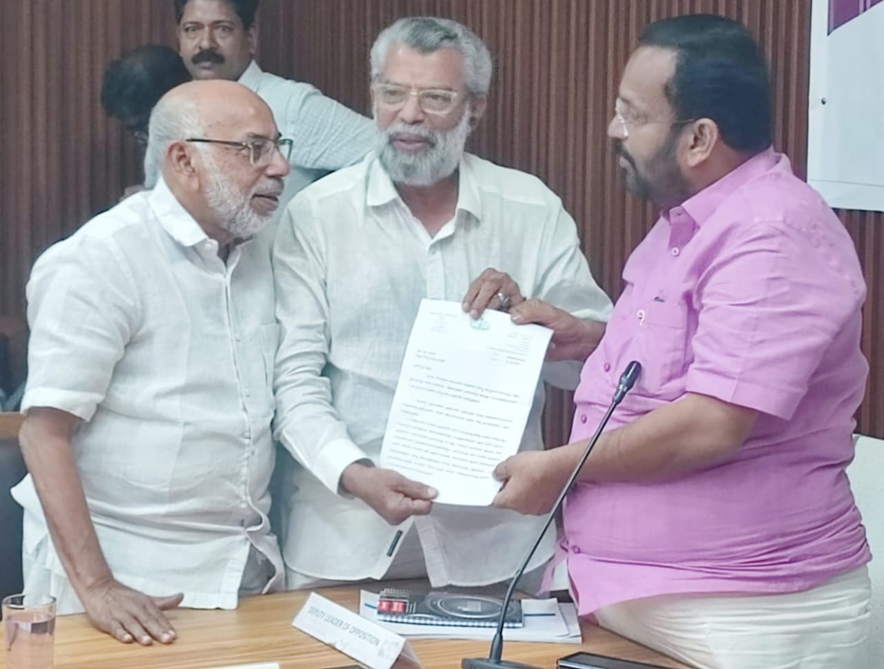 തിരൂർ റെയിൽവേ സ്റ്റേഷൻ റോഡിനും കടുങ്ങാത്തുകുണ്ട് ബസ് ബേയ്ക്കും റവന്യൂ ഭൂമി വിട്ടു നൽകുമെന്ന് മന്ത്രി കെ രാജൻ 